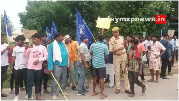 Kachhwa Police chased away the protesters who were blocking the road due to Bharat Bandh