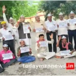 Mirzapur AAP protested at DM office against atrocities on Hindus in Bangladesh