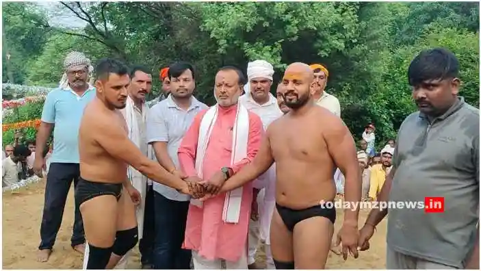 Mirzapur BJP leader Manoj Jaiswal arrived at the wrestling competition