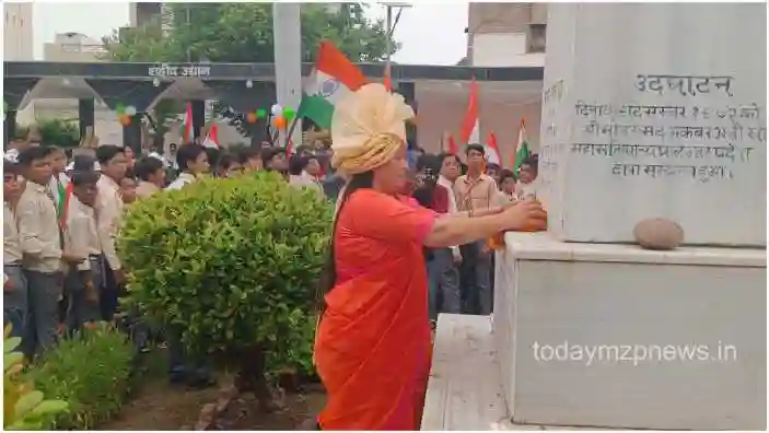 Mirzapur DM reached Shahid Udyan and paid homage to the martyrs