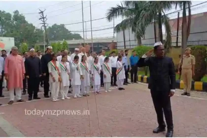 Mirzapur Divisional Commissioner hoisted the tricolor at the Commissioner office