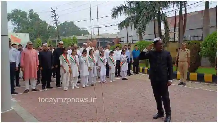 Mirzapur Divisional Commissioner hoisted the tricolor at the Commissioner office