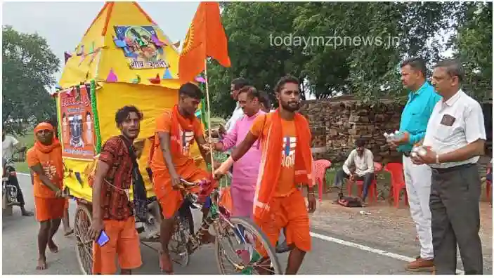 Mirzapur Manoj Shrivastav along with his workers served the Kanwarias