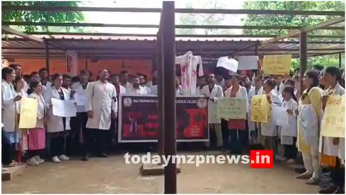 Mirzapur News Protest at Medical College to get justice for Kolkata victim