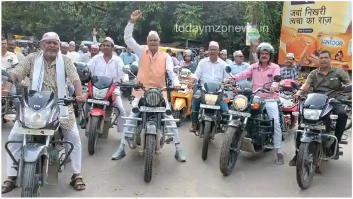 Mirzapur Teachers demanded old pension by taking out a bike rally