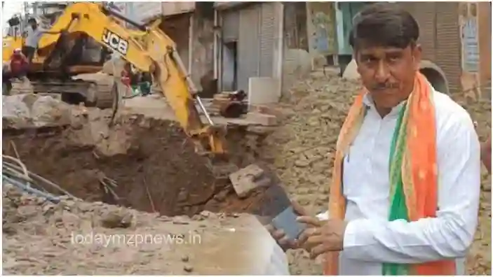 Mirzapur The municipal chairman is present at the site of the collapsed drain