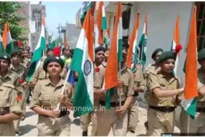 Mirzapur Tricolor march started in Seth Dwarka Prasad Bajaj School