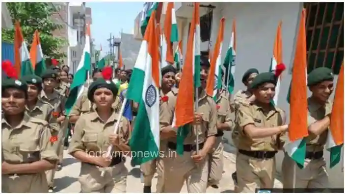 Mirzapur Tricolor march started in Seth Dwarka Prasad Bajaj School