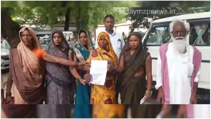 Mirzapur Women troubled by not getting housing submitted a memorandum to the DM