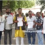 Mirzaur News Protest at DM office after police station in-charge did not register case