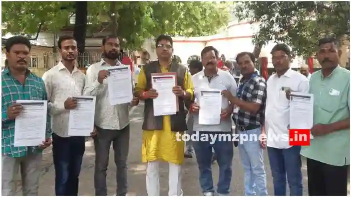 Mirzaur News Protest at DM office after police station in-charge did not register case