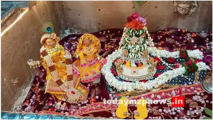 On the occasion of Janmashtami festival, a tableau of Radha Krishna was decorated in Budhenath temple