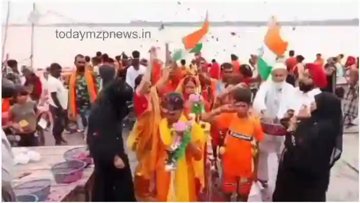 Prayagraj Minority community people welcomed Kanwariyas by showering flowers