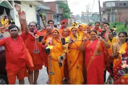 Robertsganj Sonbhadra Kanwariyas set out to collect water from Vindhyachal cheers were raised