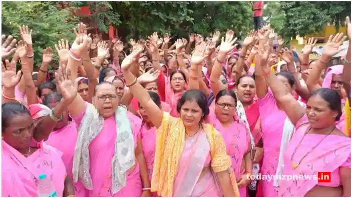 Sonbhadra Anganwadi workers protest against outsourcing recruitment