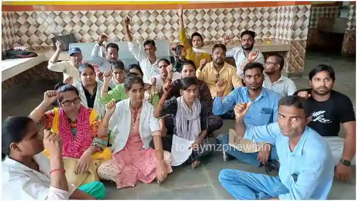 Sonbhadra Covid employees staged a sit-in protest at the CMO office