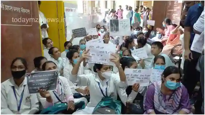 Sonbhadra Doctors on strike in medical college staged a sit-in patients faced problems