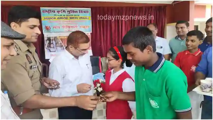 Sonbhadra National deworming day was started by feeding medicine to children