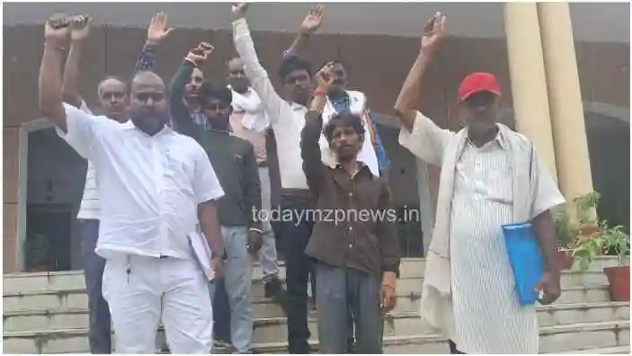 Sonbhadra Protest held against Dusan Company for not paying workers