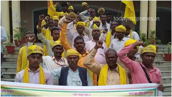 Sonbhadra Protest held at Collectorate on World Tribal Day