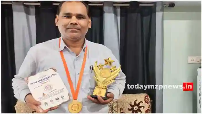 Sonbhadra Teacher Rajkumar Singh was awarded the Vidya Bhaskar Award 2024