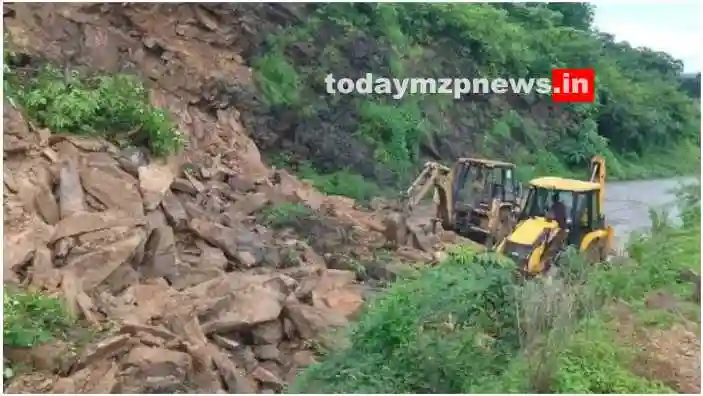 Sonbhadra Traffic disrupted due to hill sliding in Markundi valley