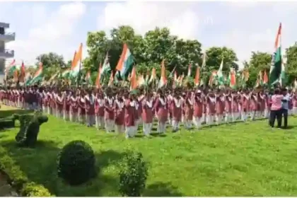 Students of Vikas Inter College of Varanasi took out a huge tricolor procession