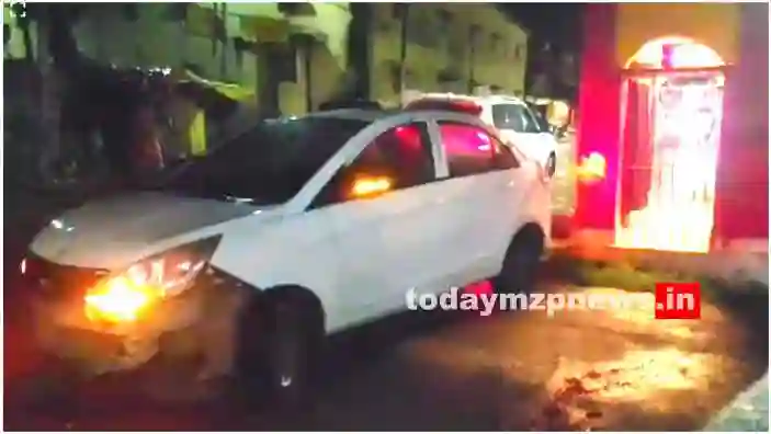 The car of the devotees coming to Vindhyachal for darshan collided with the divider