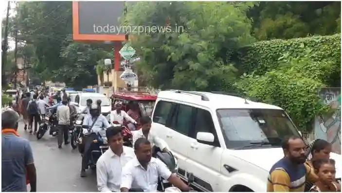 There is a huge jam every day on the district hospital and court road of Mirzapur
