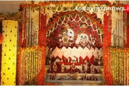 Today is the third day of Jhoolno Utsav in Mirzapur Dwarkadhish Temple