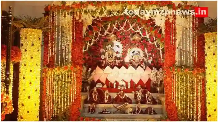 Today is the third day of Jhoolno Utsav in Mirzapur Dwarkadhish Temple