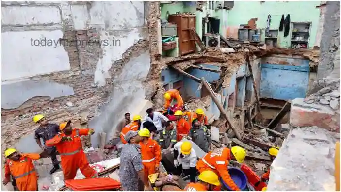 Two 70-year-old houses were razed to the ground in Shri Kashi Vishwanath area