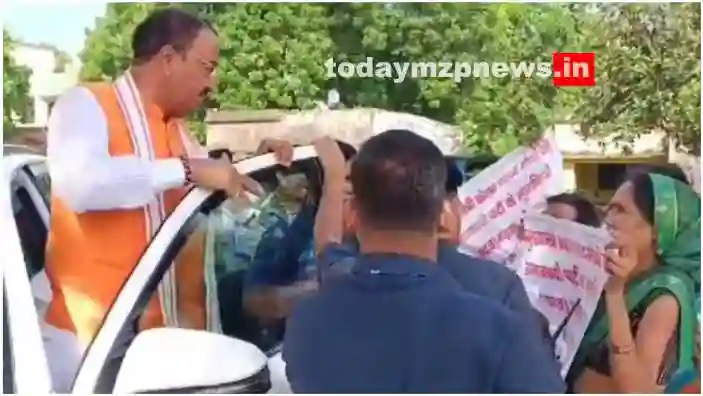 Victims stopped the convoy of Deputy CM to get freedom from land mafia