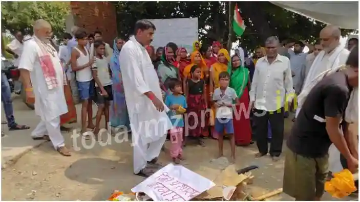 An effigy was burnt against the Mirzapur district administration