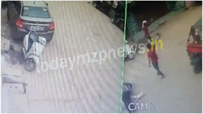 Attempt to snatch money from a woman riding a scooty in Mirzapur, incident captured on CCTV