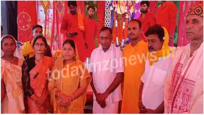 Chhanve MLA Rinky Kol attended the Ganesh immersion ceremony in Bihasra market