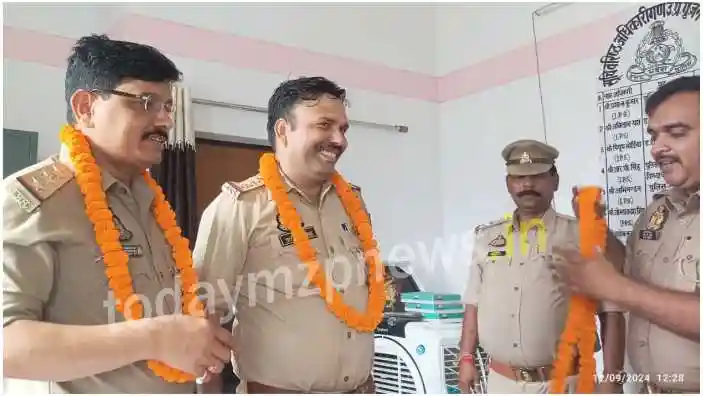 Chunar Inspector in charge Amit Mishra was given a farewell.