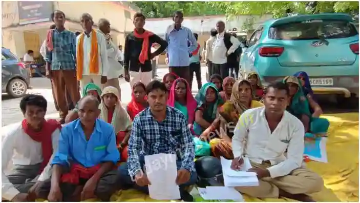 Demonstration by villagers demanding restoration of suspended ration shop in Mirzapur