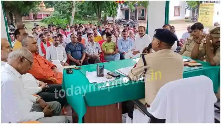 Kachhwa CO looked strict in the peace committee meeting