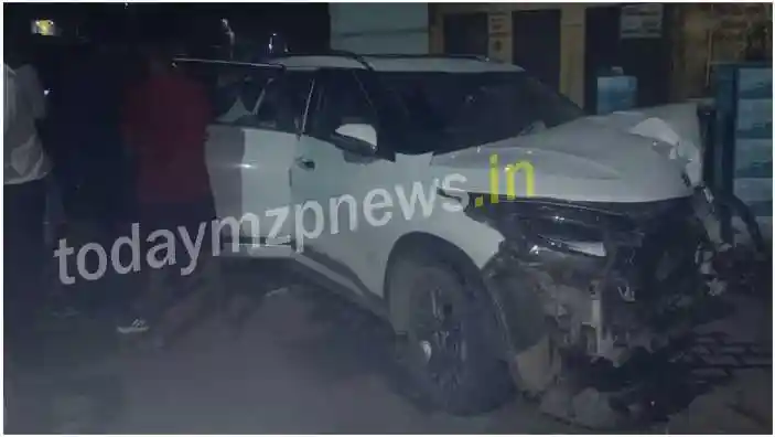 Kachhwa The car of drunk youth collided with an electric pole one injured