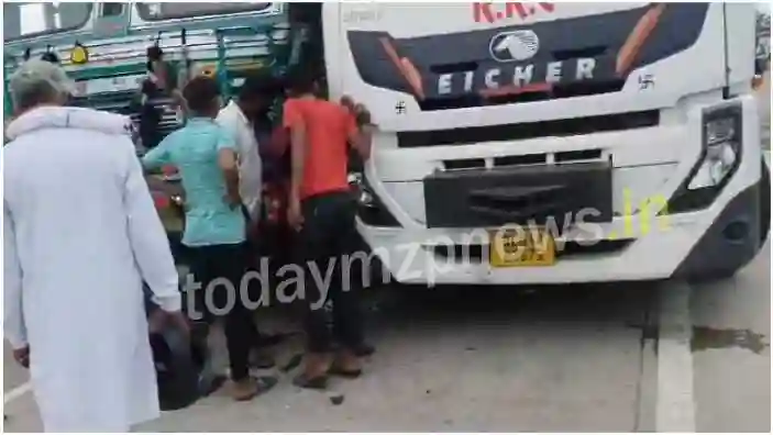 Lalganj While trying to overtake the truck hit the trailer, a tempo also got hit