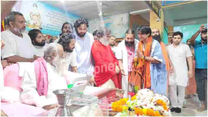 Madihaan Dheerendra Shastri bowed his head in the court of Swami Adgada Nand Maharaj