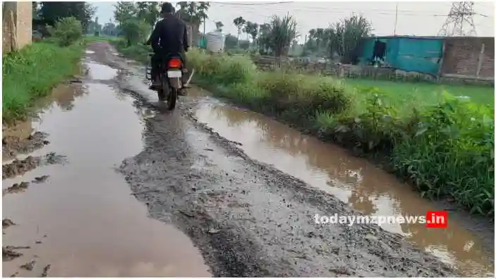 Marihan News The movement of pedestrians is obstructed due to potholes on the road