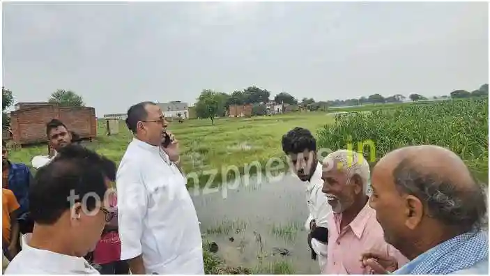 Mirzapur BJP MLA Pandit Ratnakar Mishra visited the flood affected area