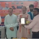 Mirzapur BJP leader Manoj Jaiswal distributed tablets to students