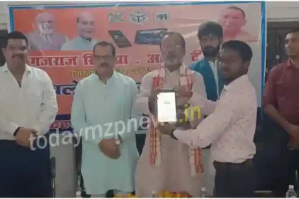 Mirzapur BJP leader Manoj Jaiswal distributed tablets to students