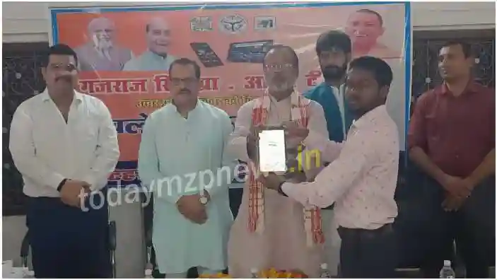 Mirzapur BJP leader Manoj Jaiswal distributed tablets to students