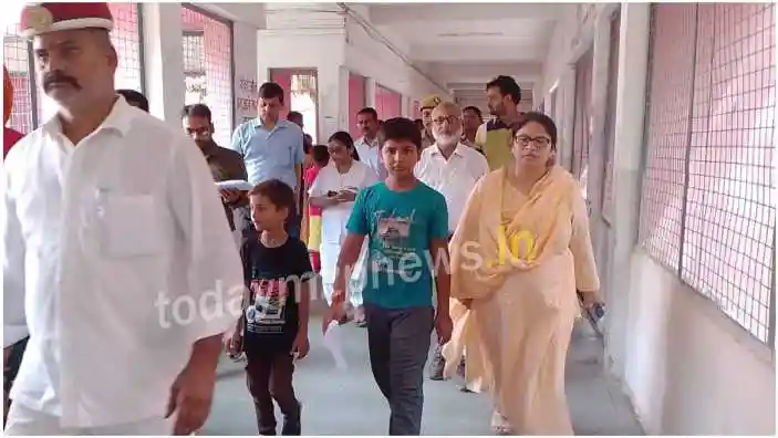 Mirzapur DM inspected the divisional hospital