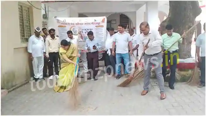 Mirzapur District Magistrate cleaned the premises of Police Station and Magistrate Office