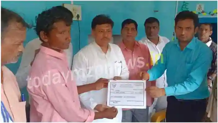 Mirzapur District administration provided financial aid in the case of death of two brothers